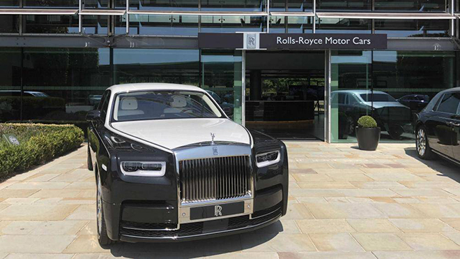 Những chiếc ô tô Rolls-Royce, logo RR màu bạc và đen, biểu tượng “Spirit of Ecstasy”, lưới tản nhiệt Pantheon là biểu tượng của Rolls-Royce Motor Cars