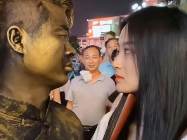 Video Clip Cười - Việc nhẹ lương cao, được ngắm gái xinh mỗi ngày