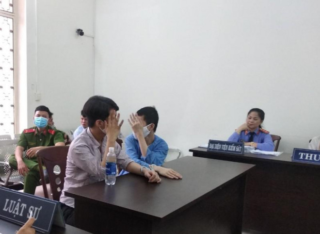 Hai bị cáo Hoàng (áo xanh) và Long tại tòa. Ảnh: Cù Hiền