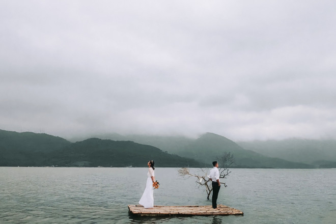 Đầm Lập An cũng thu hút nhiều uyên ương đến chụp ảnh cưới. Cảnh đôi tình nhân đối lưng nhau trên chiếc bè, phía xa là cành cây khẳng khiu và những ngọn núi mờ sương khói... tạo hiệu ứng thị giác, vừa lạ mắt,&nbsp;vừa lãng mạn.