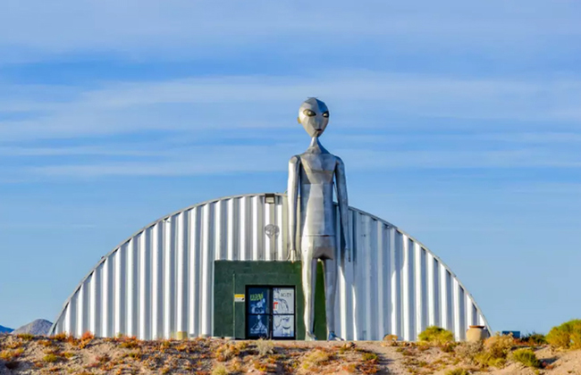 Area 51 (Nevada): Căn cứ quân sự tối mật được bao quanh bởi sa mạc cằn cỗi, và sự bí mật xung quanh vụ thử máy bay tàng hình thời chiến tranh lạnh đã dẫn đến những tin đồn về người ngoài hành tinh cùng nhiều bí ẩn khác.
