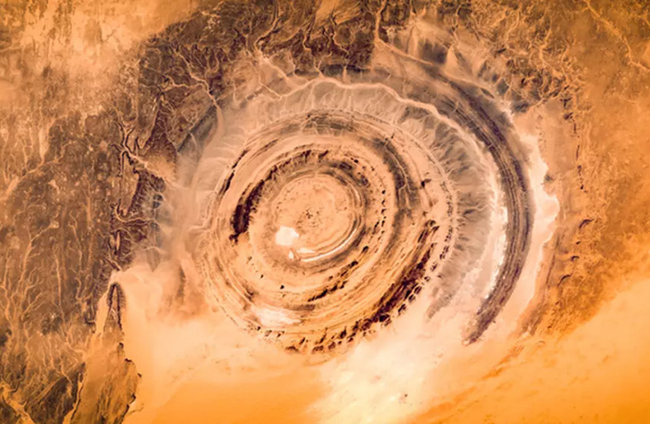 Richat Structure (Mauritania): Còn được gọi là Đôi mắt huyền thoại của Sahara, đây là một cấu trúc&nbsp;hình tròn rộng 48km, trông giống như một con mắt khổng lồ giữa sa mạc.&nbsp;
