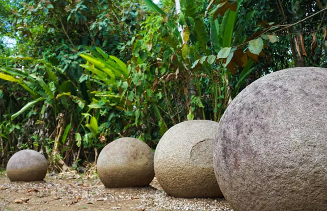 Stone Spheres (Palmar Sur, Costa Rica): Những quả cầu đá này nằm trong những bí ẩn lớn nhất của khảo cổ học. Hơn 300 quả cầu, gần như tròn hoàn hảo được khai quật trên một cánh đồng vào những năm 1930. 
