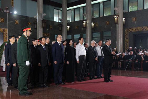 Đoàn đại biểu Ban Chấp hành Trung ương Đảng đến viếng ông Trần Quốc Hương