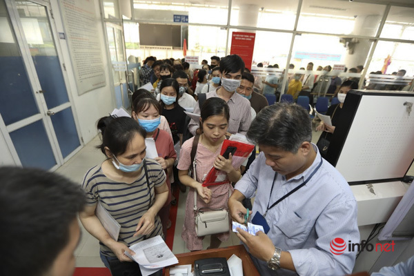 Người lao động mất việc xếp hàng làm thủ tục đăng ký nhận bảo hiểm thất nghiệp ở Hà Nội