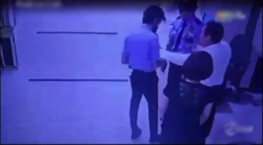 Ông T. cầm vật giống súng đe dọa bảo vệ