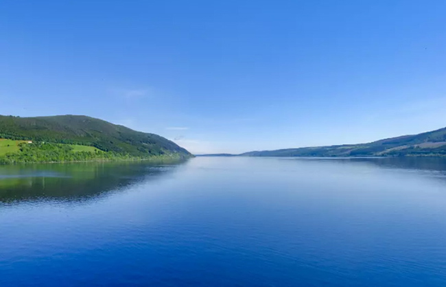 Loch Ness (Scotland): Loch Ness nổi tiếng với việc có Quái vật nằm trong hồ, đây là một sinh vật huyền thoại có biệt danh trìu mến là Nessie. Sự tồn tại của Nessie chưa bao giờ được chứng minh, nhưng nó vẫn rất nổi tiếng.
