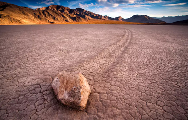 The Racetrack (Death Valley National Park, California): Nơi đây nổi tiếng với những tảng đá di chuyển kỳ lạ trông như thể chúng bị đẩy hoặc kéo bởi một thế lực bí ẩn nào đó qua thung lũng, để lại dấu vết phía sau chúng. 
