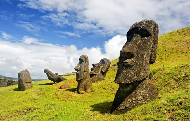 Đảo Phục Sinh (Chile): Hòn đảo bị cô lập ở Thái Bình Dương này từng được cư dân Rapa Nui cư trú, họ đã dựng lên gần 1.000 bức tượng đá khổng lồ được gọi là moai khoảng 900 năm trước. 
