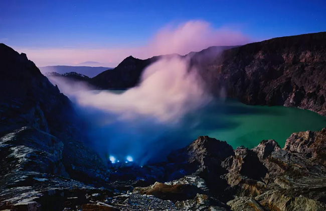 Kawah Ijen Lake (Indonesia): Hình ảnh ở đây vừa đáng sợ vừa ngoạn mục. Khí lưu huỳnh bùng phát qua các bề mặt đá quanh hồ bốc cháy khi gặp không khí bên ngoài và tạo ra ngọn lửa bắn lên không trung. 
