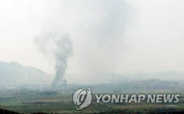 Hình ảnh độc giả cung cấp cho Yonhap cho thấy cột khói đen xuất hiện ở thành phố biên giới Kaesong. Ảnh: Yonhap