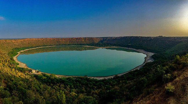 Hồ thiên thạch 50.000 năm tuổi ở Ấn Độ chuyển sang màu hồng chỉ sau 1 đêm - 1