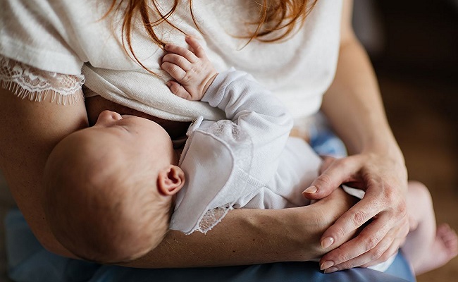 Mẹ cho con bú cần lưu ý chế độ ăn.