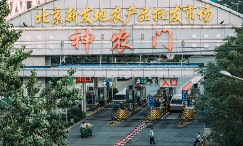 Giới chức Bắc Kinh đang tích cực xét nghiệm, khoanh vùng nguồn lây nhiễm từ chợ nông sản Tân Phát Địa.