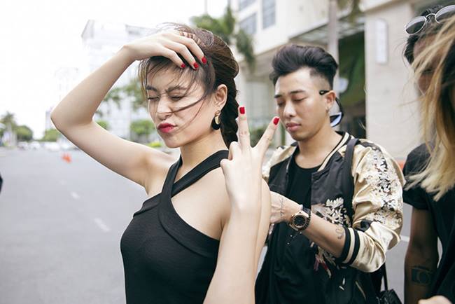 Hoàng Ku là một trong những stylist có tên tuổi của làng mốt Việt, anh thường xuyên đăng tải ảnh hậu trường chăm sóc cho Hoàng Thùy Linh. 
