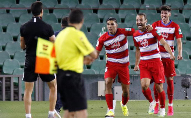 Video highlight trận Real Betis - Granada: Bước ngoặt penalty, tiệc bàn thắng mãn nhãn - 3