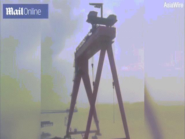 Phi thường - kỳ quặc - Video: Hãi hùng cần cẩu nặng 10 tấn bị gió lớn quật ngã, đổ sập xuống biển