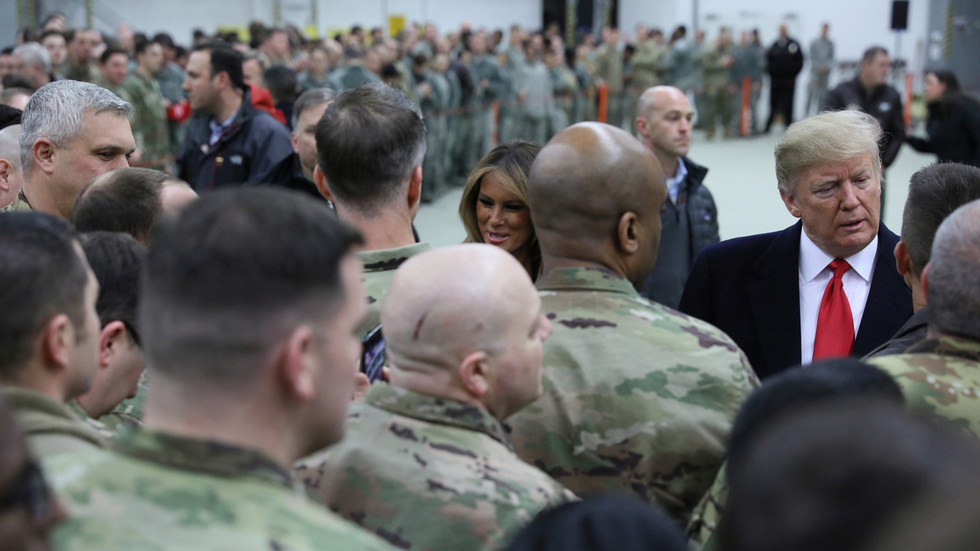 Ông Trump và phu nhân trong chuyến thăm các binh sĩ Mỹ đồn trú ở Đức.