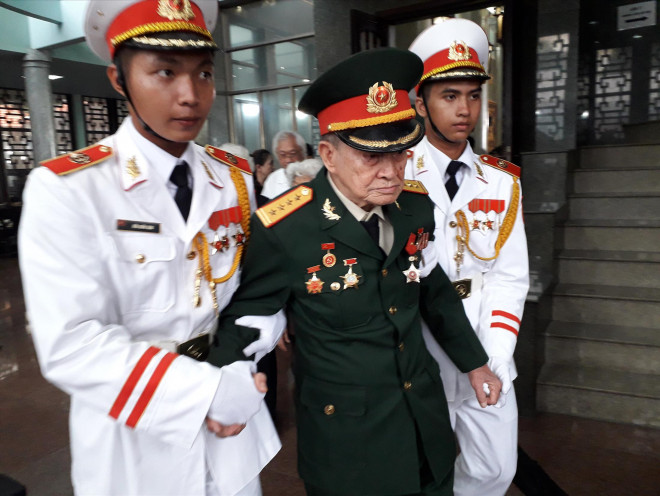 Đại tá Nguyễn Văn Tàu (Tư Cang) đến viếng ông Trần Quốc Hương