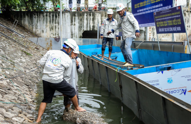 Công nhân lắp máy làm sạch sông Tô Lịch theo công nghệ Nhật Bản - Ảnh: Ngô Nhung
