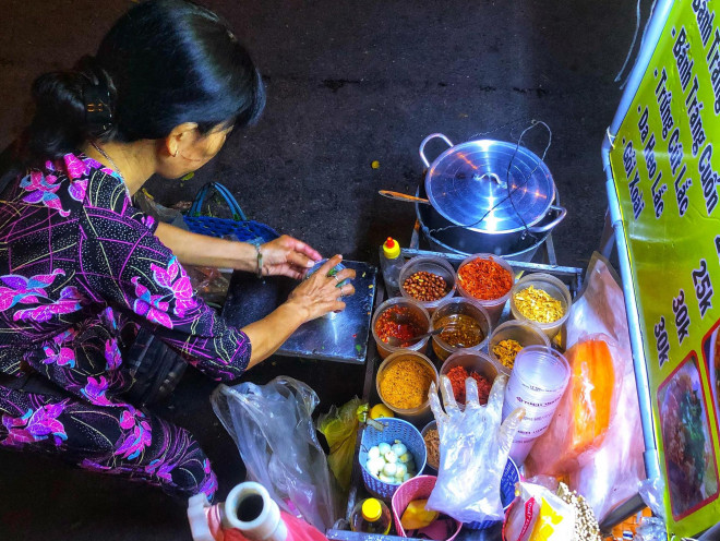 Hồ Con Rùa được xem là thiên đường ăn vặt với món ăn phong phú