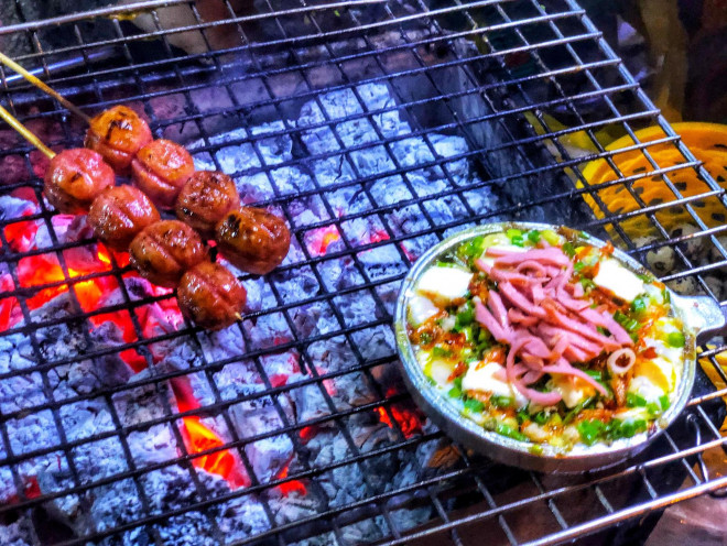 Bếp than đỏ hồng khiến mùi hương của món ăn bay xa, thu hút thực khách ghé đến