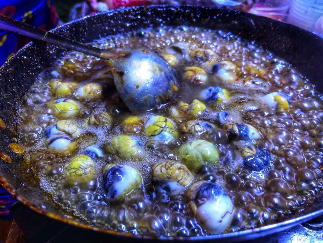 Trứng cút xào me hấp dẫn