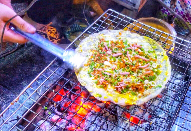 Món bánh tráng nướng với phần nhân ăm ắp được nhiều bạn trẻ yêu thích