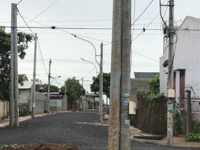 Tin tức trong ngày - Chuyện lạ: Chỉnh trang đô thị bằng cách đưa cột điện... ra mặt đường