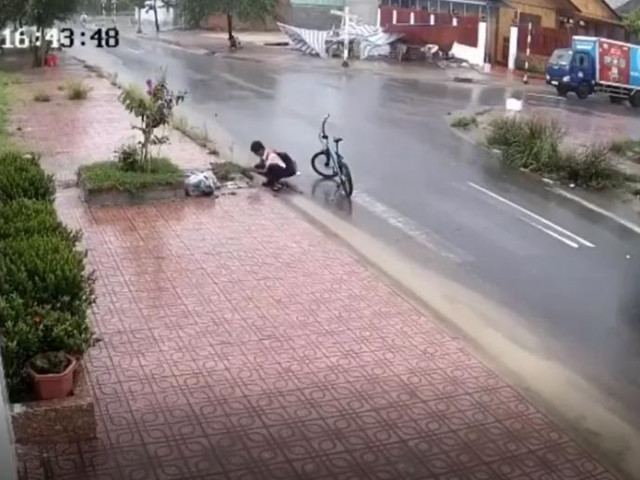 Bạn trẻ - Cuộc sống - Khơi thông miệng cống trong mưa, cậu học trò lớp 6 khiến cộng đồng mạng hết lời ngợi khen