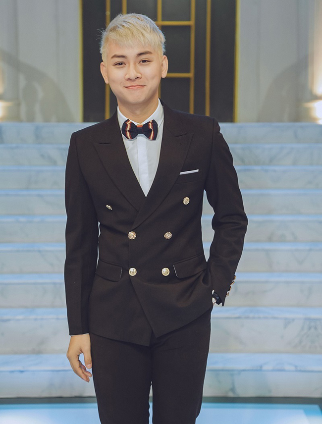 Thời điểm nam ca sĩ mới được đông đảo khán giả biết tới từ chương trình "Gương mặt thân quen 2014", Hoài Lâm luôn diện áo sơ mi, quần jeans hoặc vest chỉn chu. 
