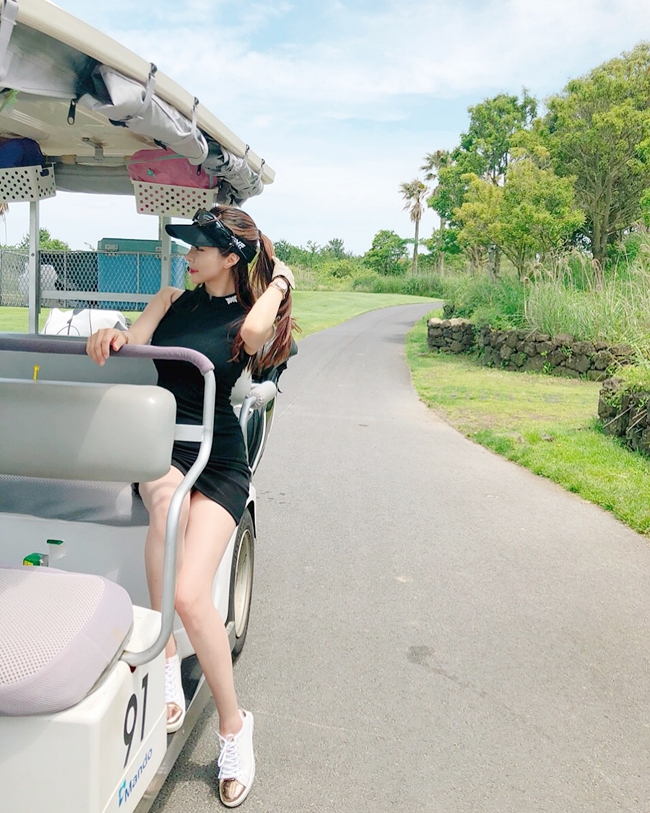 Hiện tại, người ta thấy việc chơi golf ngày càng phổ biến.
