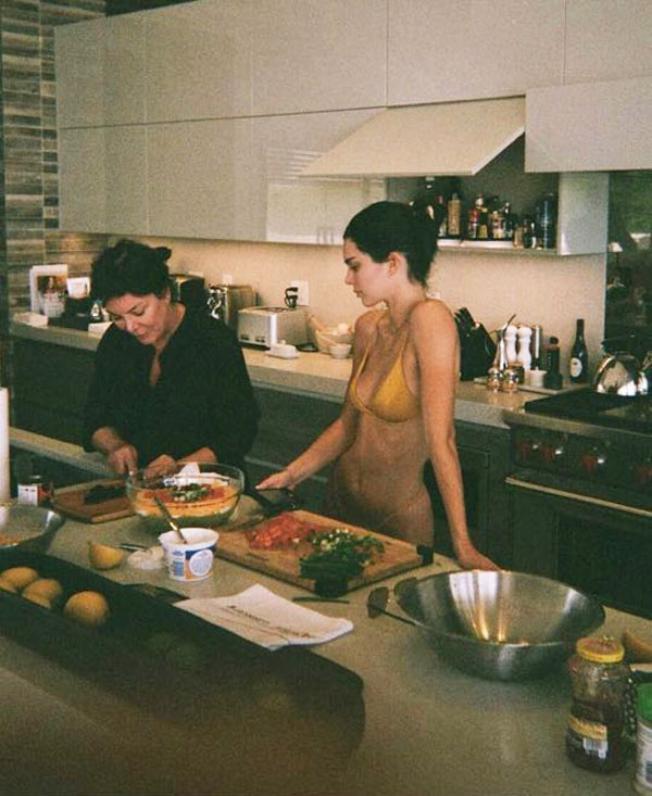 Dàn hot girl hàng đầu Hollywood mặc đồ vào bếp cũng gợi cảm hết phần thiên hạ - 1