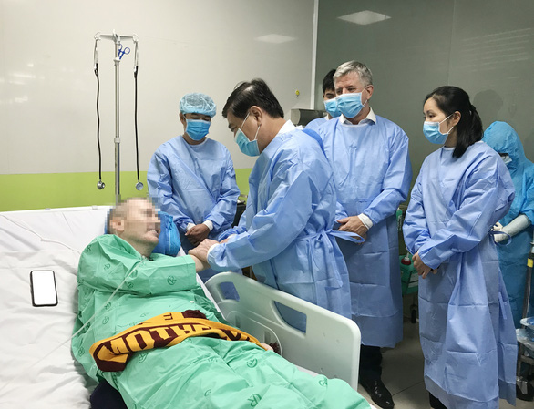 Chủ tịch UBND TP.HCM Nguyễn Thành Phong thăm hỏi và động viên bệnh nhân 91 - Ảnh: Bệnh viện cung cấp