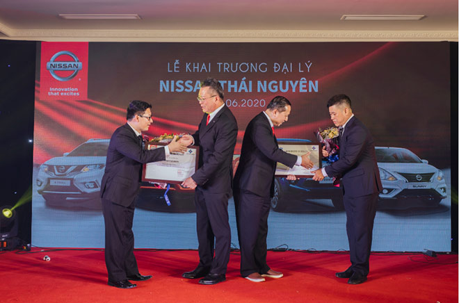 Đại diện Nissan Việt Nam và TCIE Việt Nam trao giấy chứng nhận Đại lý 3S cho Nissan Thái Nguyên