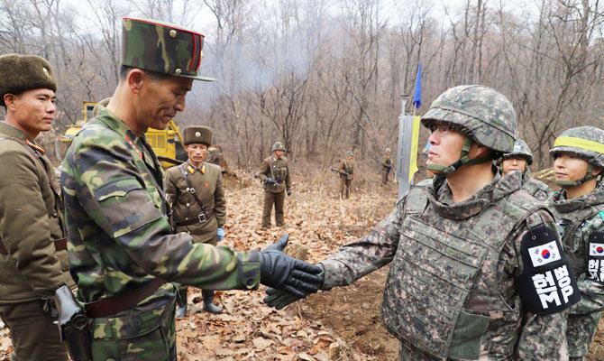 Binh sĩ Hàn Quốc bắt tay lính Triều Tiên ở Đường ranh giới quân sự (MDL).