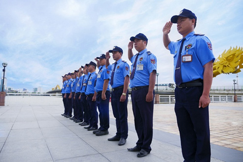 Làm bảo vệ được khá nhiều bạn sinh viên lựa chọn trong dịp hè để kiếm thêm thu nhập.