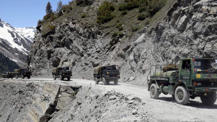 Đoàn xe quân sự đi qua vùng Ladakh.