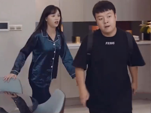 Video Clip Cười - Cô nàng ở nhà "ăn vụng" bị chồng bắt quả tang