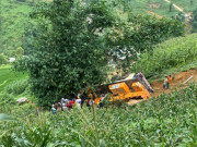 Tin tức trong ngày - Xe cẩu chở 2 người hất tung ta luy, lao xuống vực ở Sa Pa