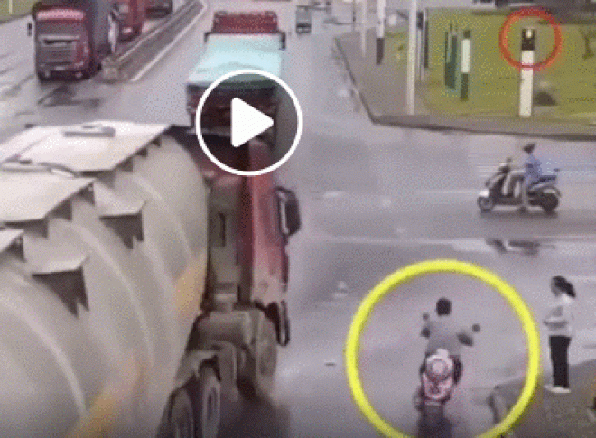 Video: Phanh gấp xe ga khi cua, người đàn ông suýt bị xe bồn nghiền nát - 1