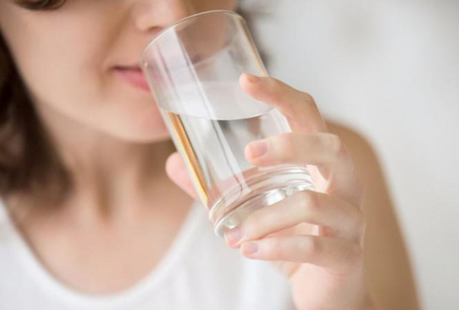 Chỉ với cốc nước lọc, uống đúng cách sẽ chữa đủ bệnh "tốt hơn thần dược" - 1