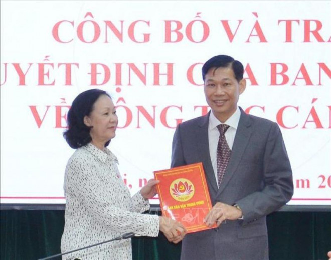 Bà Trương Thị Mai trao quyết định và chúc mừng ông Đỗ Văn Phới. Ảnh TTXVN