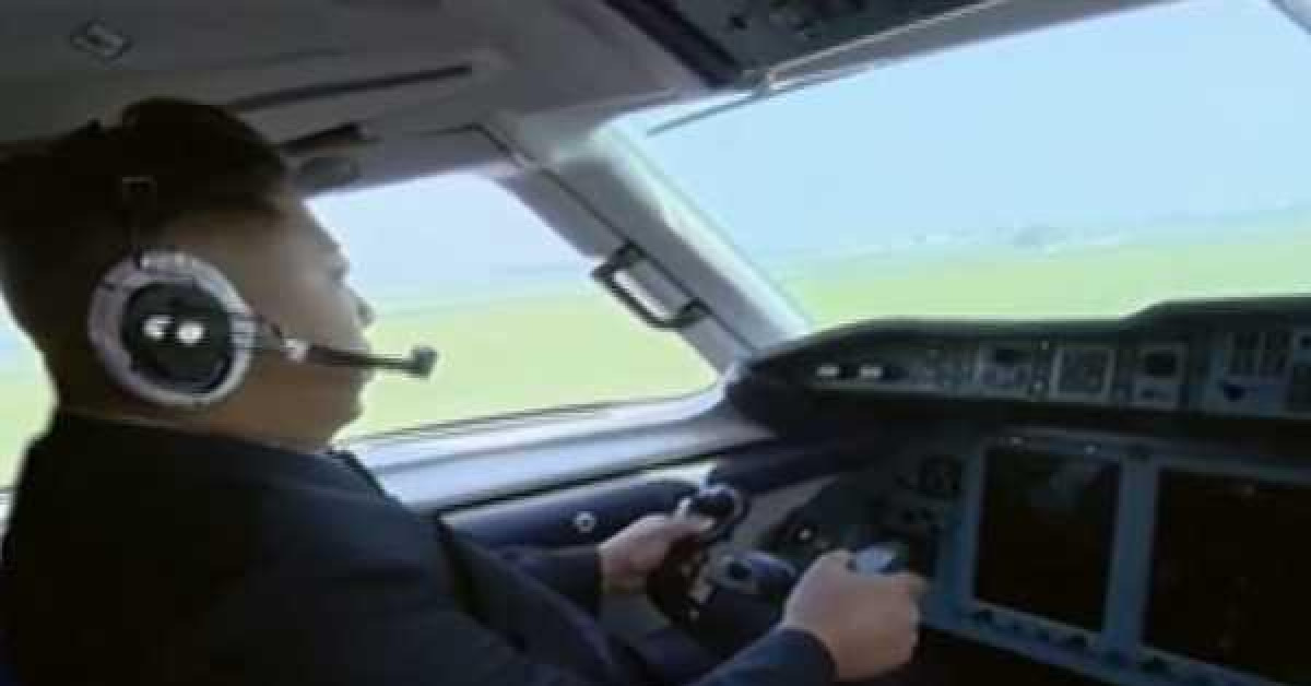 Chủ tịch Triều Tiên Kim Jong-un từng điều khiển máy bay An-148. (Ảnh: Twitter)