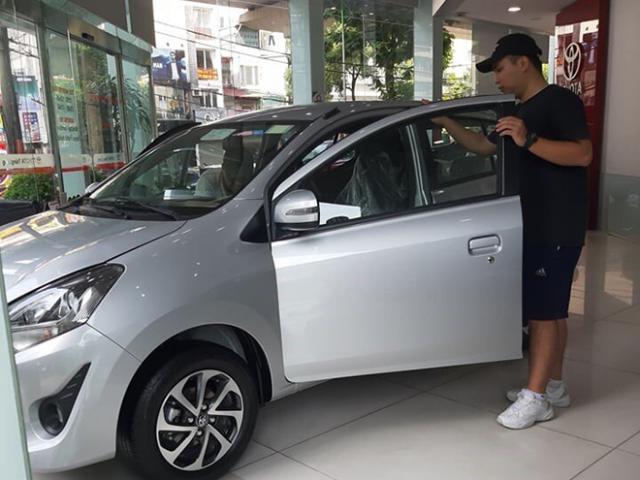 Tin tức ô tô - Đại lý ô tô “ngồi trên đống lửa” vì khách hàng đến xem rồi... chờ