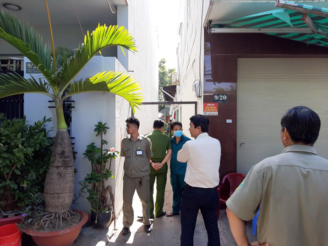Đến 10h30 ngày 18/6, hiện trường vụ cháy phòng trọ trong hẻm trên đường Kênh 19/5 (phường Sơn Kỳ, quận Tân Phú, TP.HCM) khiến 2 người tử vong, 1 người bị thương vẫn đang được công an phong tỏa để điều tra.