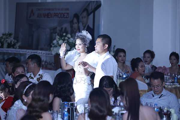 Doanh nhân Trần Thị An được chồng là anh Nguyễn Văn Nhiên (Chủ tịch HĐQT Công ty Cổ phần Đầu tư và Xây dựng An Nhiên PRODEZI) “hộ tống” lên sân khấu