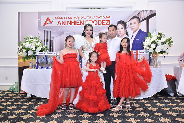 Doanh nhân Trần Thị An cùng chồng và 4 nàng công chúa tham dự sự kiện. Gia đình hạnh phúc chính là động lực để chị yên tâm làm việc và cống hiến cho cộng đồng