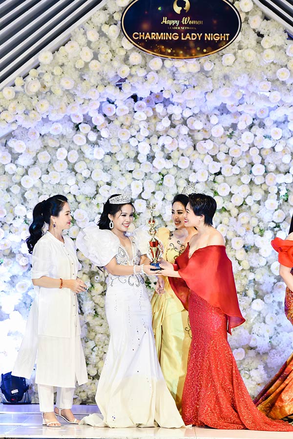 Nghệ sĩ Lan Hương, NSUT Trần Ly Ly trao tặng danh hiệu Nữ hoàng Doanh nhân Toàn cầu 2020 cho nữ lãnh đạo tài sắc Trần Thị An