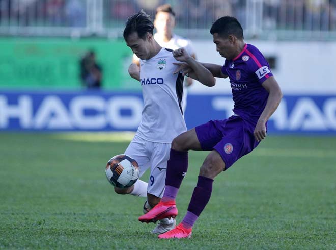Văn Toàn (áo trắng) chơi năng nổ trước Sài Gòn FC